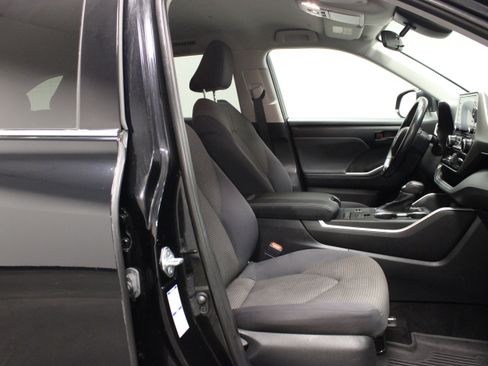 Used 2021 Toyota Highlander LE AWD/4WD image 16