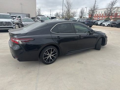 Used 2024 Toyota Camry SE image 3