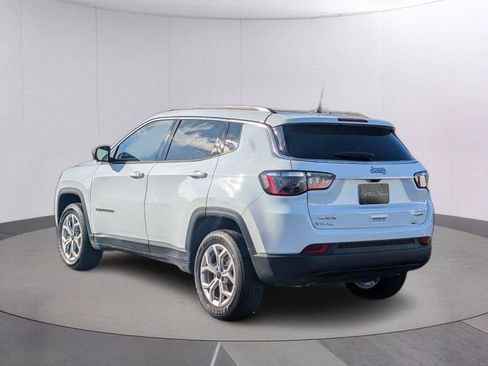Used 2025 Jeep Compass Latitude w/ Convenience Group AWD/4WD image 3