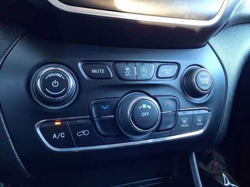 Used 2019 Jeep Cherokee Latitude Plus image 20