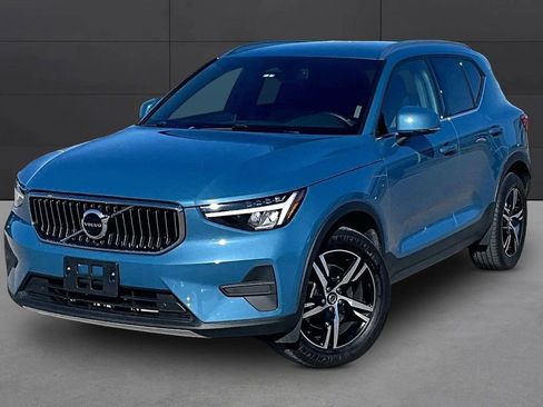Used 2025 Volvo XC40 B5 Core AWD/4WD image 1