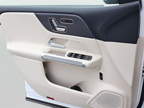 New 2025 Mercedes-Benz GLB 250 4MATIC image 37