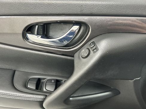 Used 2019 Nissan Rogue SV image 11