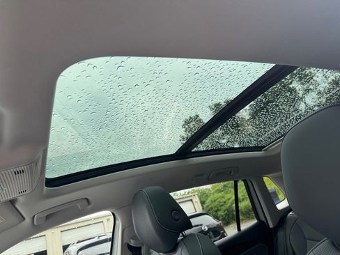 New 2025 Volkswagen Tiguan SE image 18