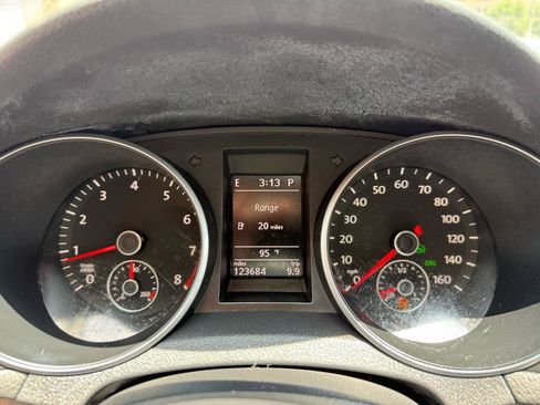 Used 2011 Volkswagen Golf 4-Door FWD image 12