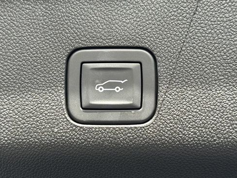 Used 2025 Chevrolet Tahoe Premier AWD/4WD image 12
