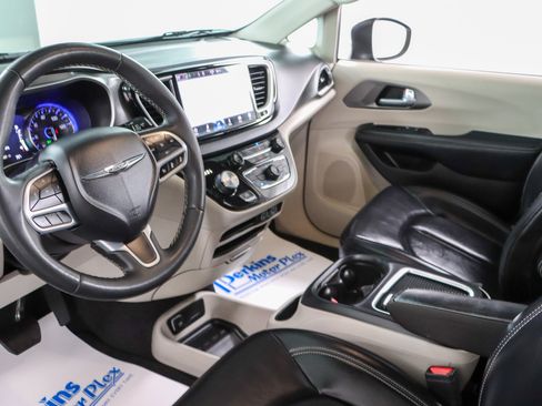 Used 2023 Chrysler Pacifica Touring-L FWD image 23