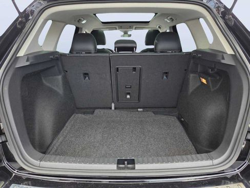 Used 2023 Volkswagen Taos SE w/ Panoramic Sunroof Package FWD image 18