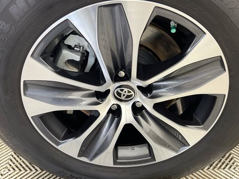 Used 2024 Toyota Highlander XLE FWD image 14