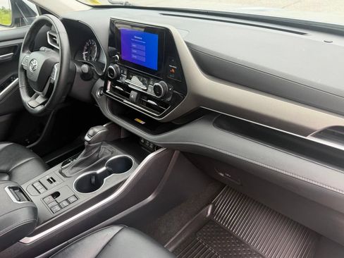 Used 2023 Toyota Highlander XLE AWD/4WD image 38