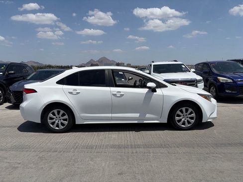 Used 2022 Toyota Corolla LE FWD image 3