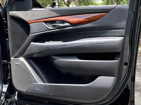 Used 2019 Cadillac Escalade Luxury RWD image 27