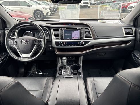 Used 2019 Toyota Highlander XLE image 14