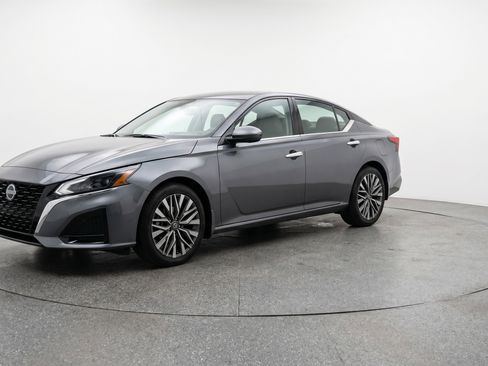 Used 2025 Nissan Altima 2.5 SV FWD image 3