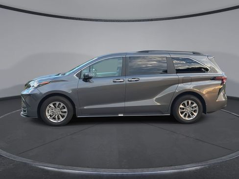 Used 2025 Toyota Sienna XLE FWD image 5