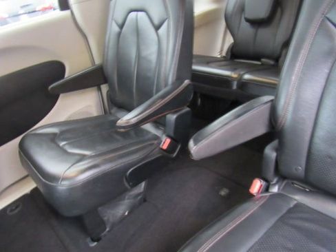 Used 2017 Chrysler Pacifica Touring-L Plus image 30