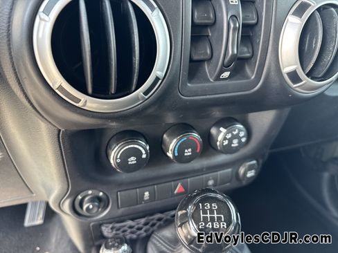 Used 2015 Jeep Wrangler Unlimited Rubicon w/ Connectivity Group image 42