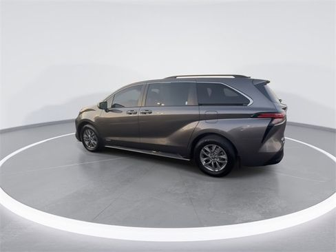 Used 2021 Toyota Sienna LE w/ LE Plus Package image 6