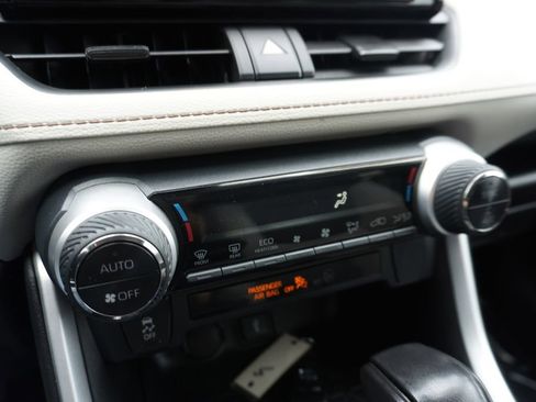 Used 2022 Toyota RAV4 XLE AWD/4WD image 17