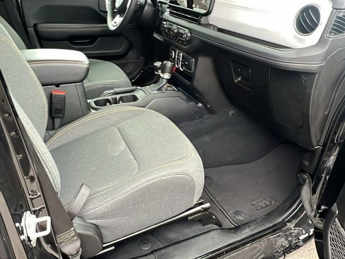 Used 2025 Jeep Wrangler Sahara image 19