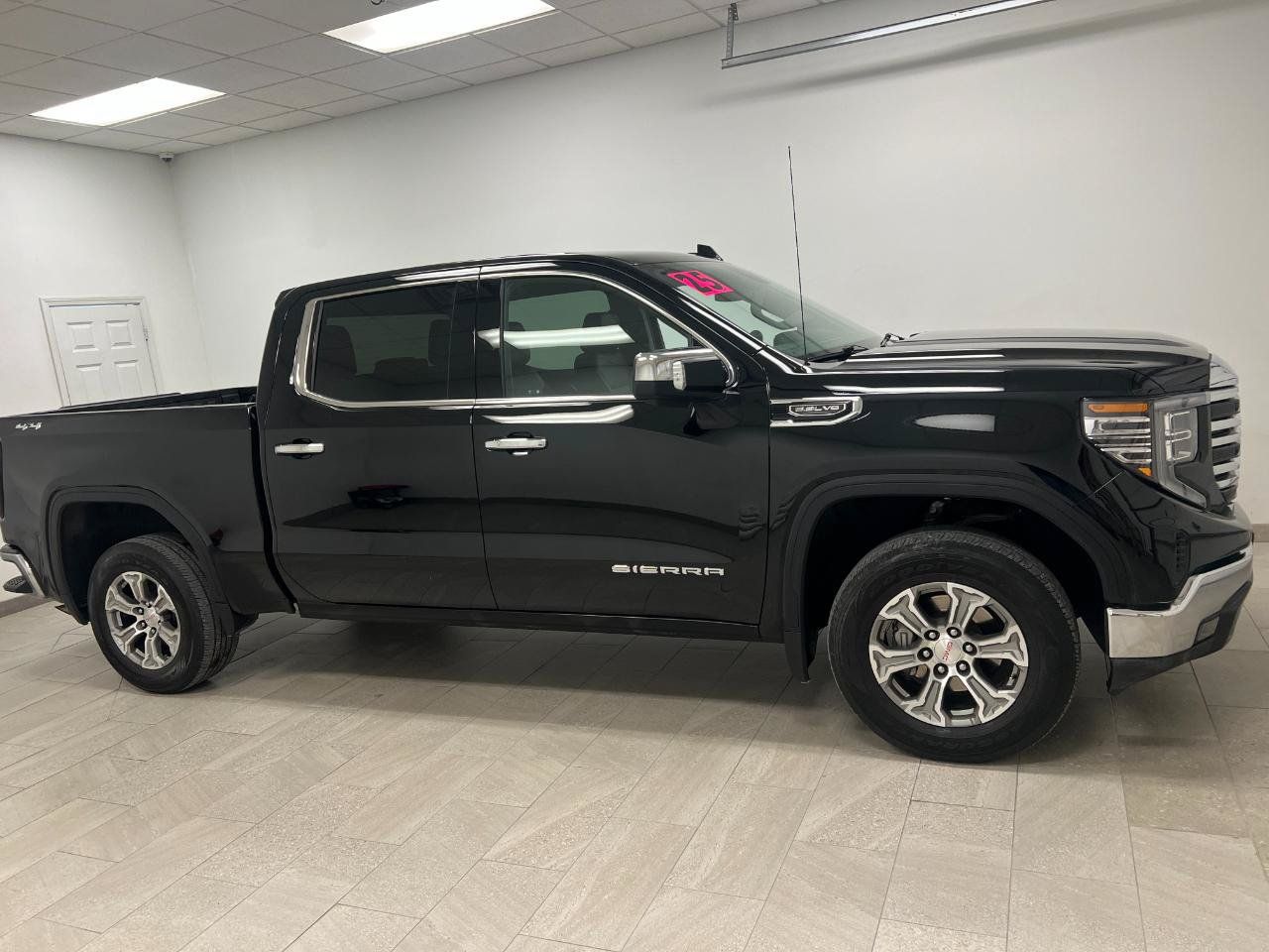 Used 2025 GMC Sierra 1500 SLT AWD/4WD image 3