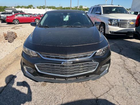 Used 2017 Chevrolet Malibu LT w/ Leather Package FWD image 2