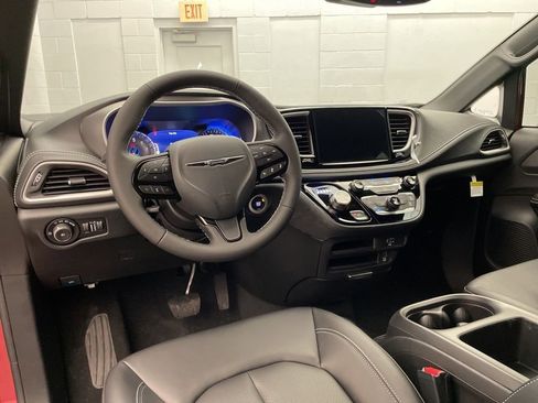 New 2026 Chrysler Pacifica Select image 9