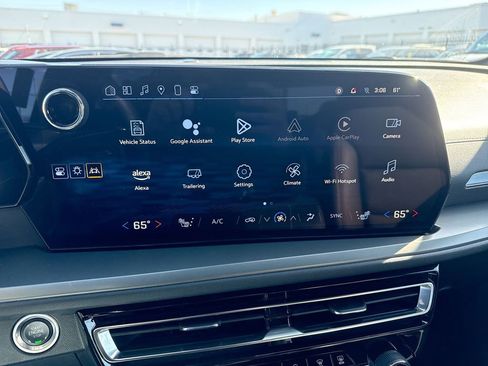 Used 2025 Chevrolet Traverse LT image 15