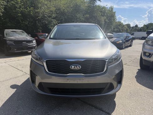 Used 2019 Kia Sorento FWD V6 image 2