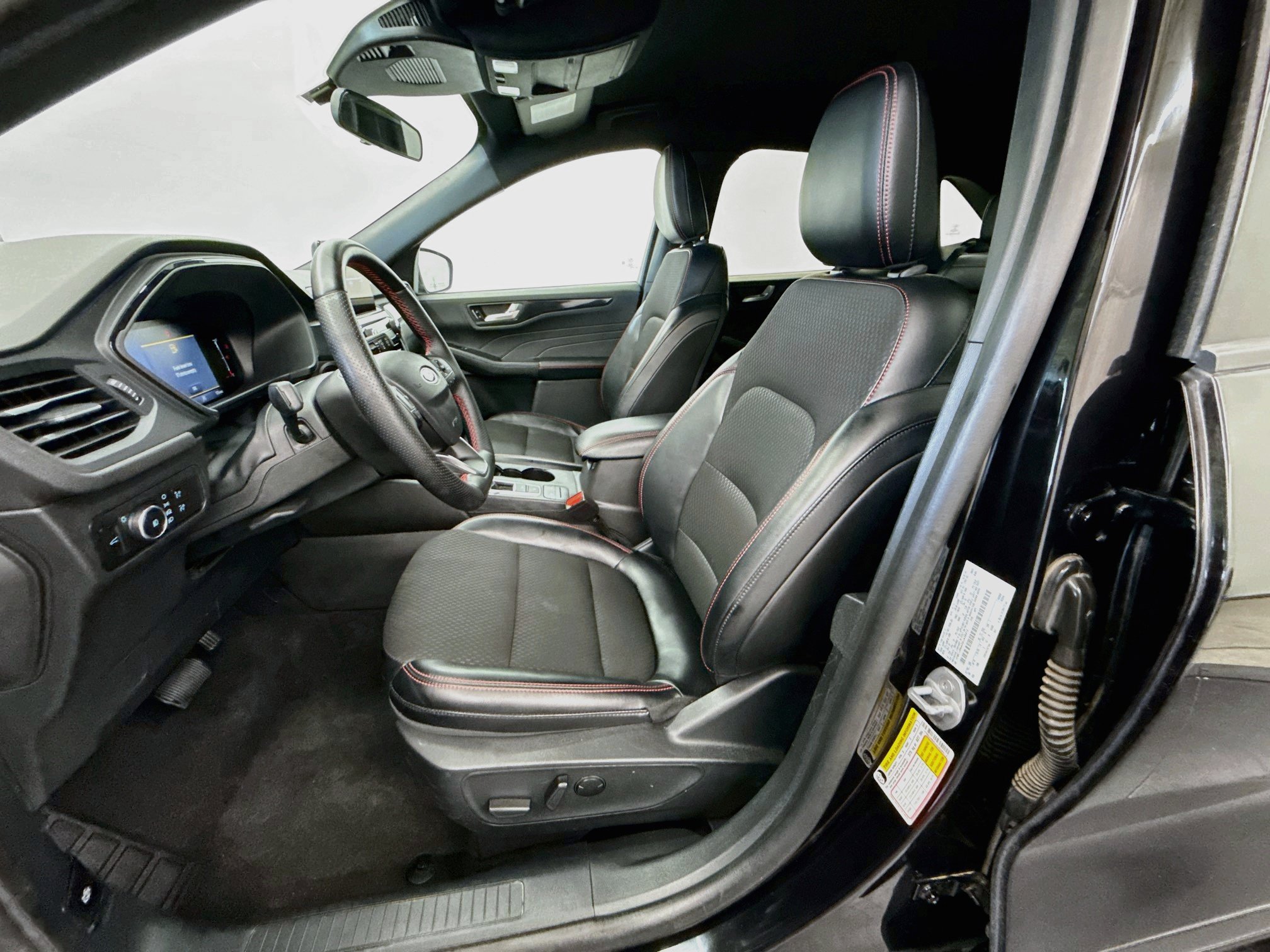 Used 2025 Ford Escape ST-Line Select AWD/4WD image 13