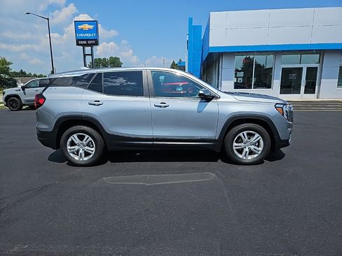 Used 2024 GMC Terrain SLE image 2