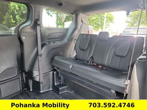 Used 2025 Chrysler Pacifica Select image 26