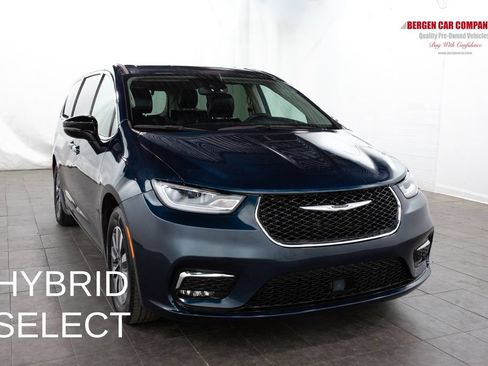 Used 2024 Chrysler Pacifica Limited FWD image 1