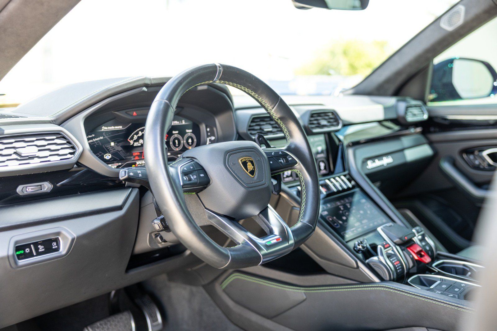 Used 2022 Lamborghini Urus AWD/4WD image 17