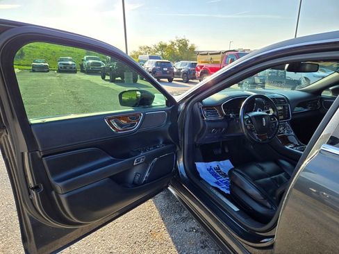 Used 2018 Lincoln Continental Select w/ Continental Climate Package AWD/4WD image 13
