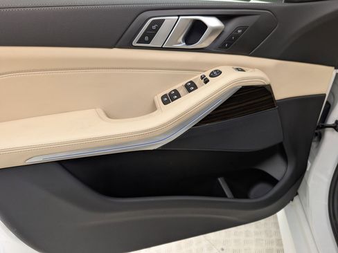 Used 2021 BMW X5 xDrive40i w/ M Sport Package image 14