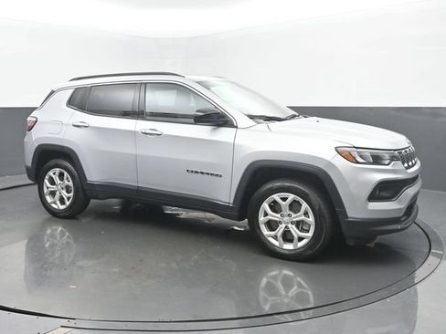 Used 2024 Jeep Compass Latitude AWD/4WD image 7