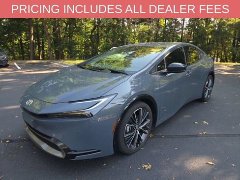 Used 2024 Toyota Prius XLE FWD image 3