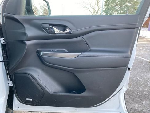 Used 2023 GMC Acadia SLT w/ Elevation Edition image 7