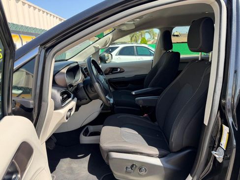 Used 2020 Chrysler Voyager LX FWD image 17