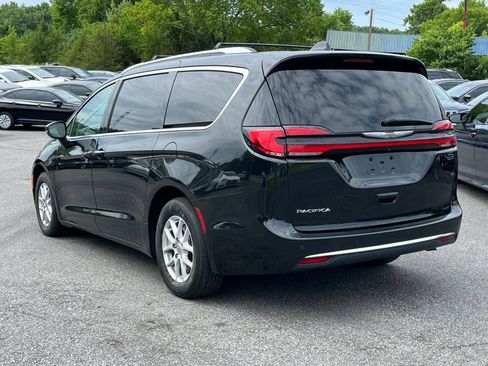 Used 2021 Chrysler Pacifica Touring-L FWD image 4