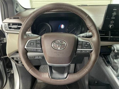 Used 2021 Toyota Sienna Platinum AWD/4WD image 14