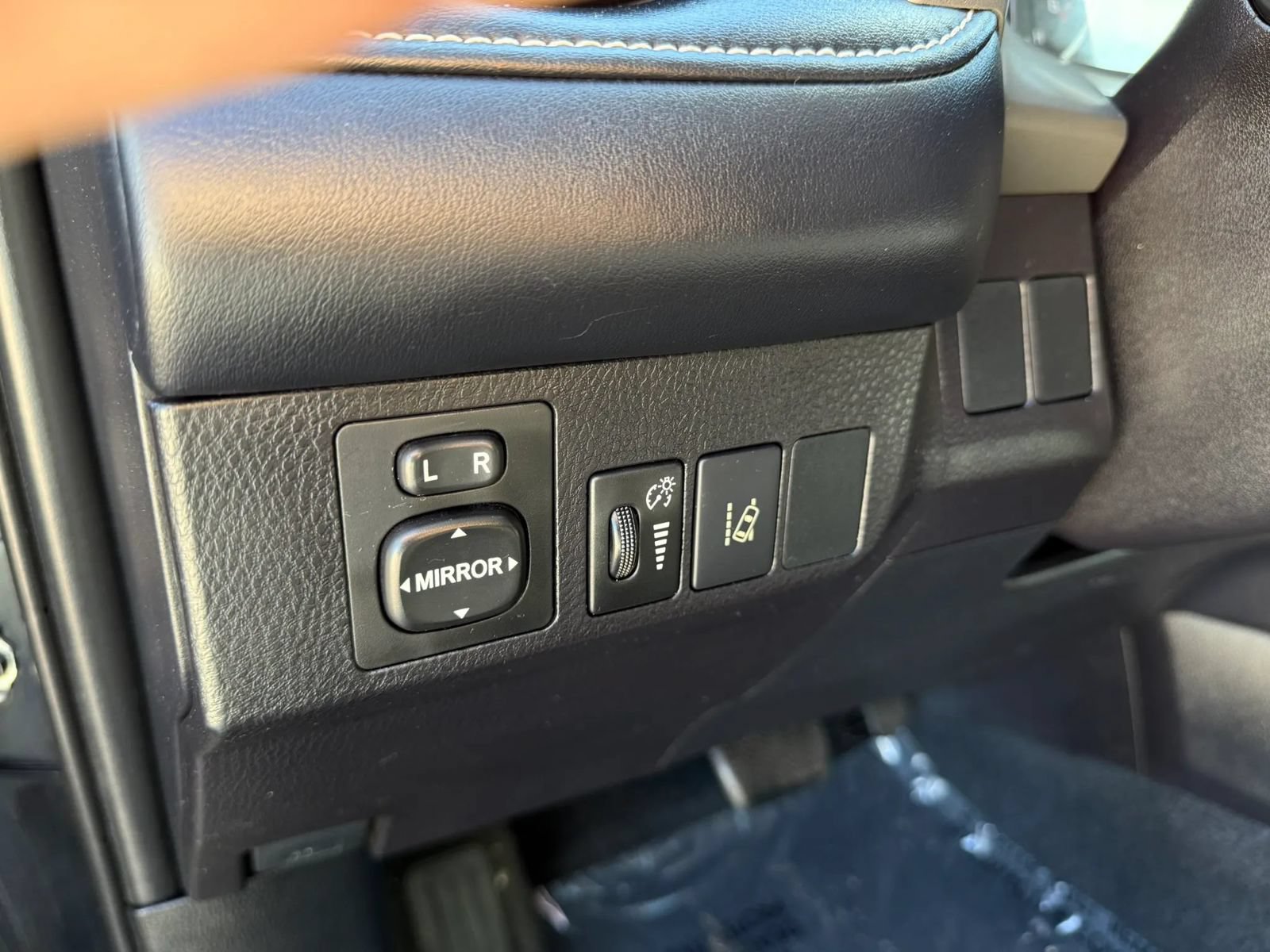 Used 2018 Toyota RAV4 XLE w/ Plus Extra Value Package FWD image 31