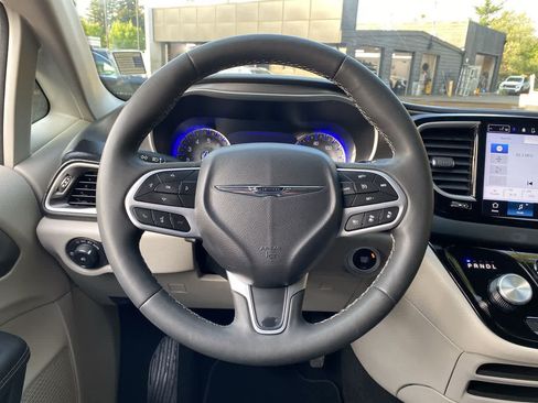 Used 2023 Chrysler Pacifica Touring-L FWD image 19