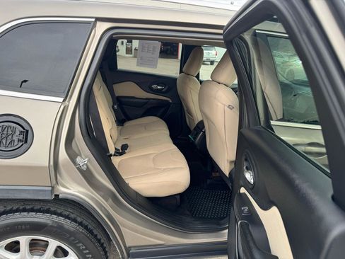 Used 2017 Jeep Cherokee Latitude w/ Cold Weather Group FWD image 10