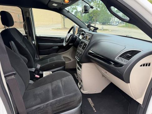 Used 2016 Dodge Grand Caravan SE FWD image 16