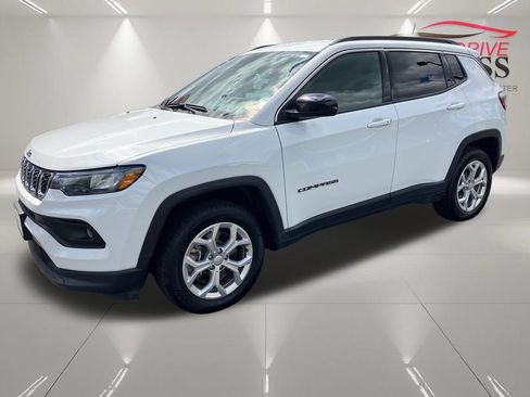 Used 2024 Jeep Compass Latitude AWD/4WD image 4