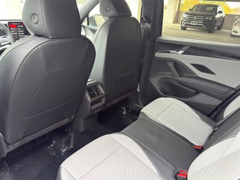 New 2026 Volkswagen Tiguan SE R-Line image 25