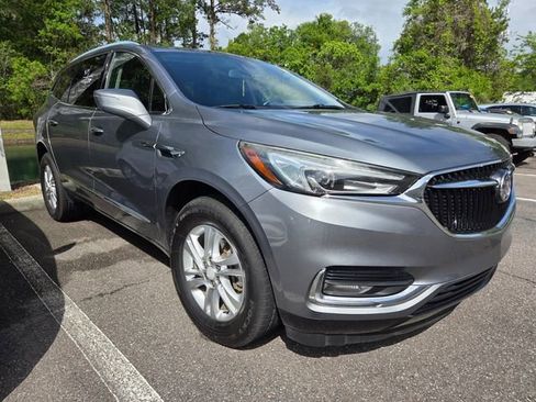 Used 2018 Buick Enclave Essence image 2