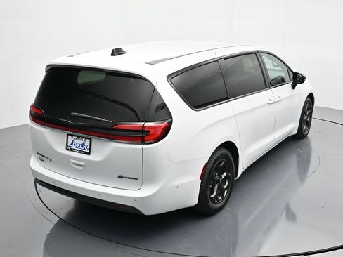 Used 2024 Chrysler Pacifica Limited FWD image 33